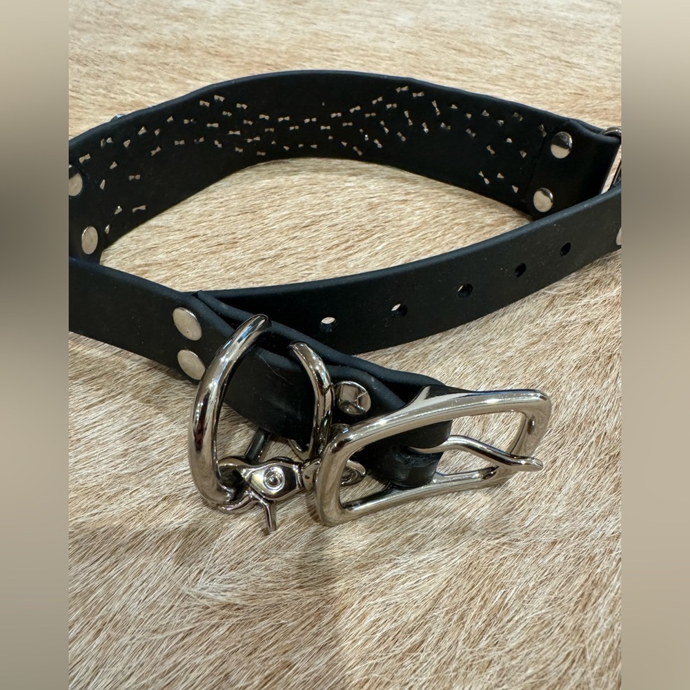 NWOT leather and crystal studded dog collar with small flaw - Picture 4 of 5